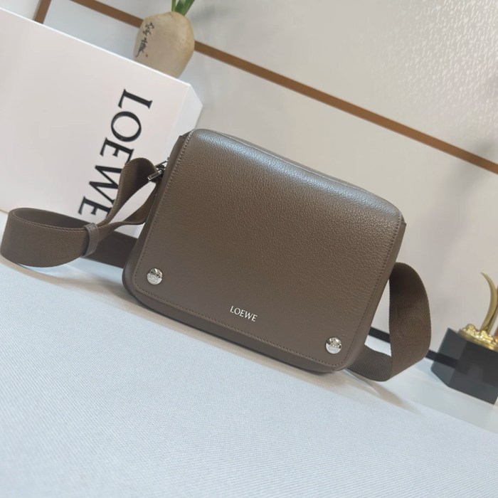 LOEWE 652441 小ペブルメッセンジャー サイズ:23x18cm
