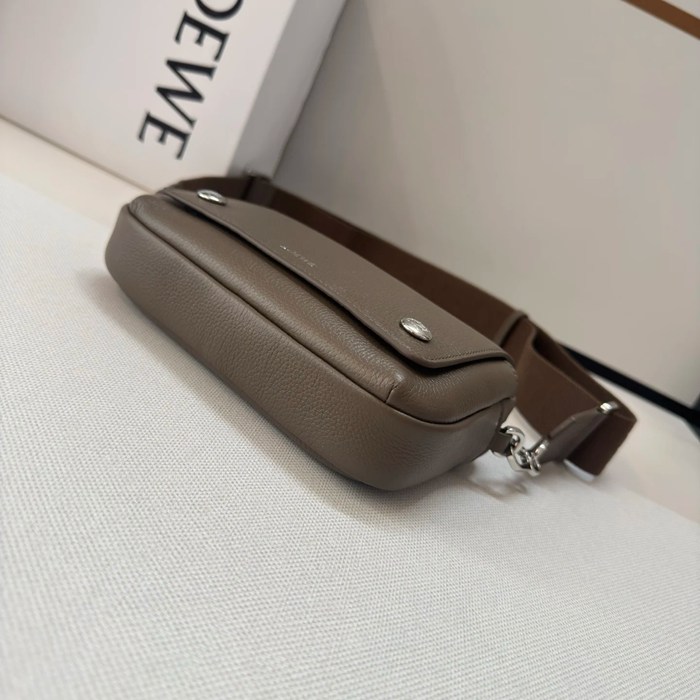 LOEWE 652514 小ペブルメッセンジャー サイズ:20x12.5cm