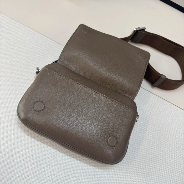 LOEWE 652514 小ペブルメッセンジャー サイズ:20x12.5cm