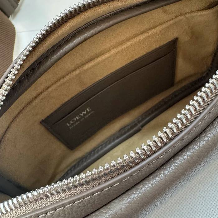 LOEWE 652514 小ペブルメッセンジャー サイズ:20x12.5cm