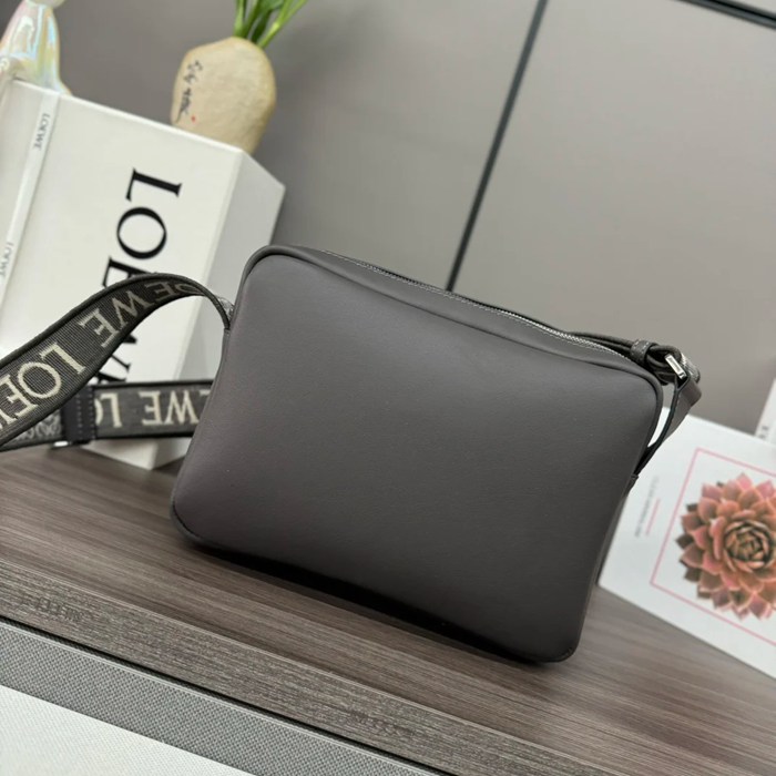 LOEWE 11388 軍用メッセンジャー サイズ:24.5x18x10.5cm
