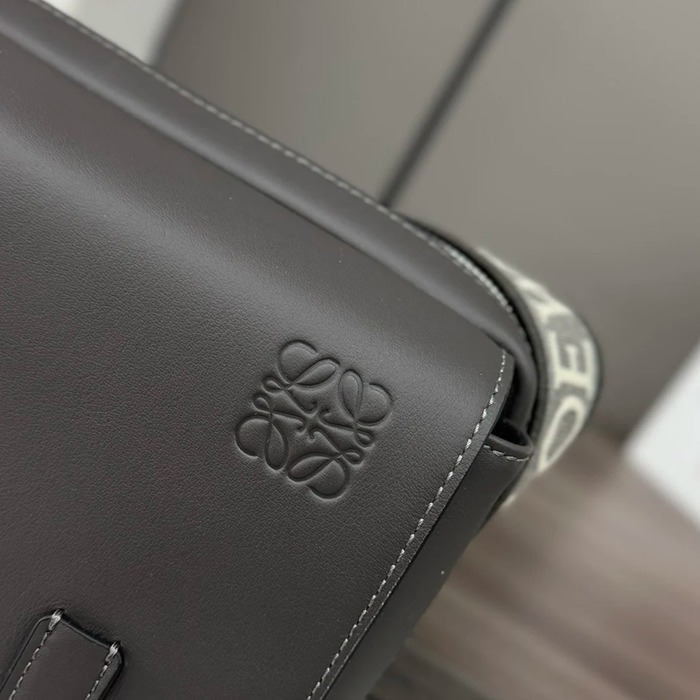 LOEWE 11388 軍用メッセンジャー サイズ:24.5x18x10.5cm