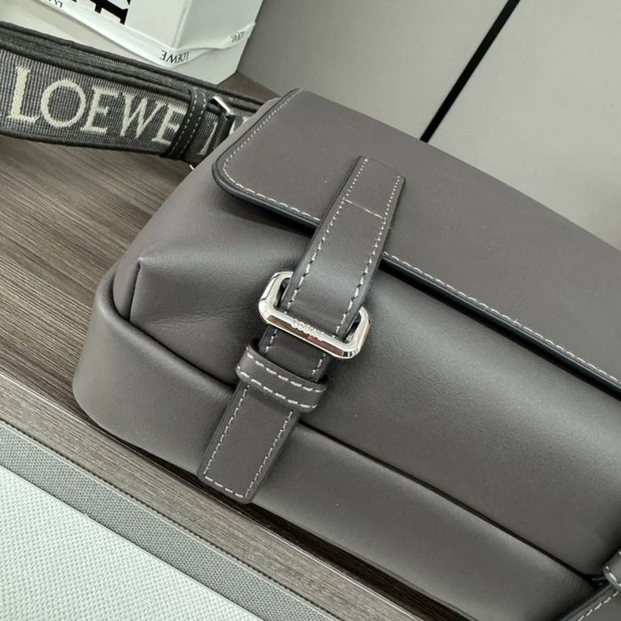 LOEWE 11388 軍用メッセンジャー サイズ:24.5x18x10.5cm
