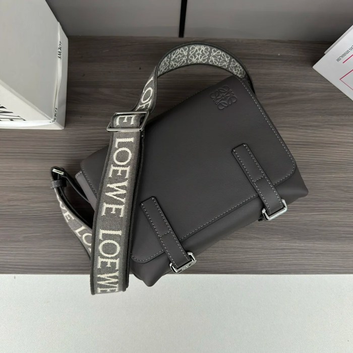 LOEWE 11388 軍用メッセンジャー サイズ:24.5x18x10.5cm