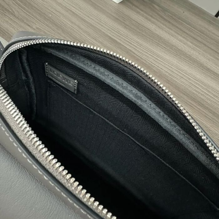 LOEWE 11388 軍用メッセンジャー サイズ:24.5x18x10.5cm