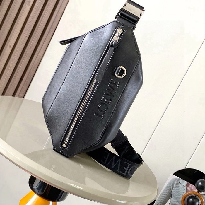 LOEWE 9074 牛皮革変形スリング 黒 サイズ:32.5x12.3cm