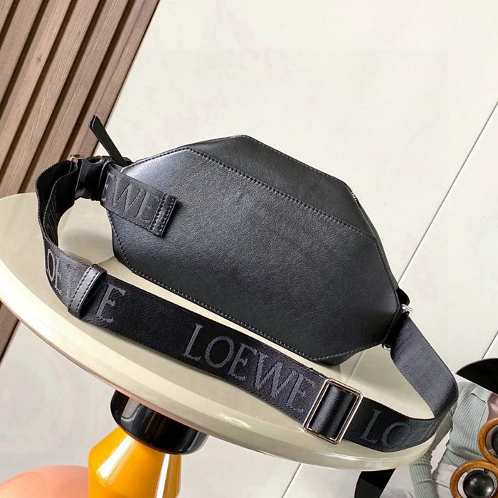 LOEWE 9074 牛皮革変形スリング 黒 サイズ:32.5x12.3cm