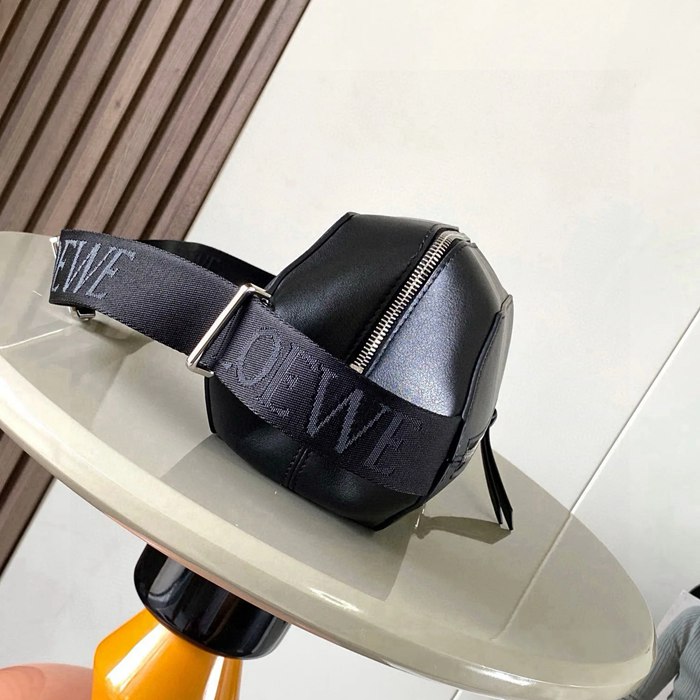 LOEWE 9074 牛皮革変形スリング 黒 サイズ:32.5x12.3cm