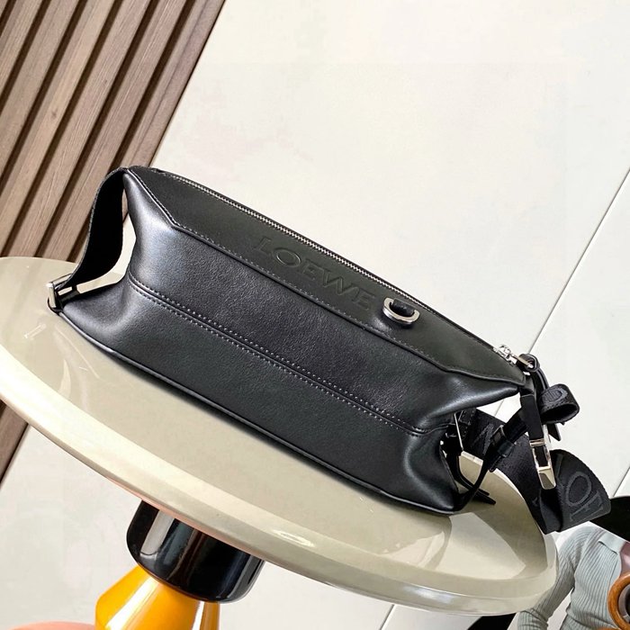 LOEWE 9074 牛皮革変形スリング 黒 サイズ:32.5x12.3cm