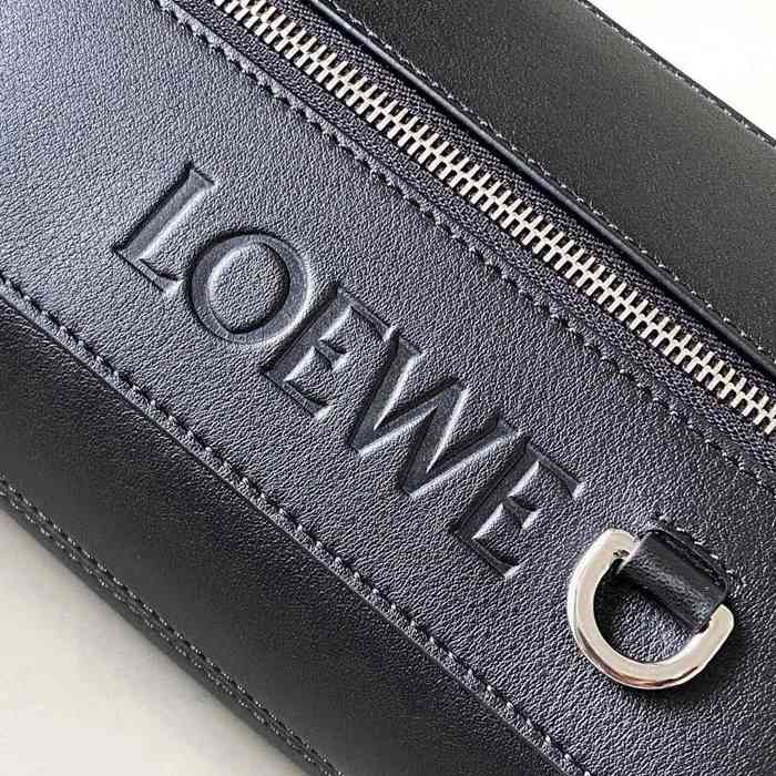 LOEWE 9074 牛皮革変形スリング 黒 サイズ:32.5x12.3cm