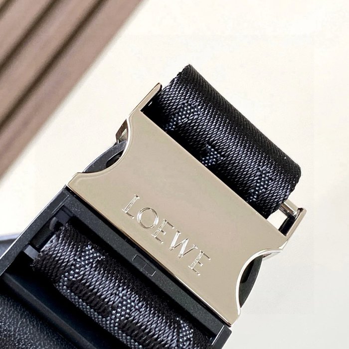LOEWE 9074 牛皮革変形スリング 黒 サイズ:32.5x12.3cm