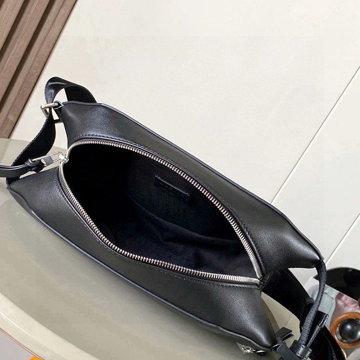 LOEWE 9074 牛皮革変形スリング 黒 サイズ:32.5x12.3cm