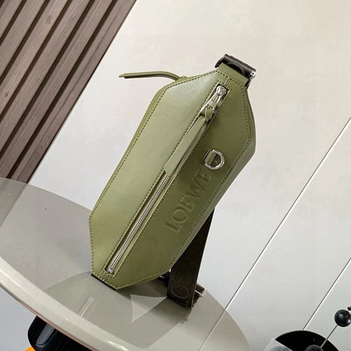 LOEWE 9074 牛皮革変形スリング オリーブ灰 サイズ:32.5x12.3cm