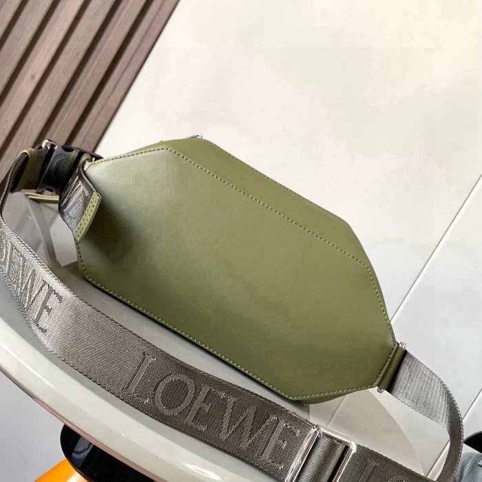 LOEWE 9074 牛皮革変形スリング オリーブ灰 サイズ:32.5x12.3cm