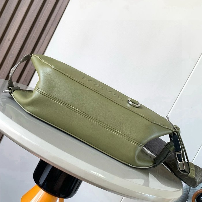 LOEWE 9074 牛皮革変形スリング オリーブ灰 サイズ:32.5x12.3cm