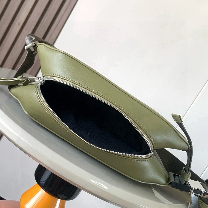 LOEWE 9074 牛皮革変形スリング オリーブ灰 サイズ:32.5x12.3cm