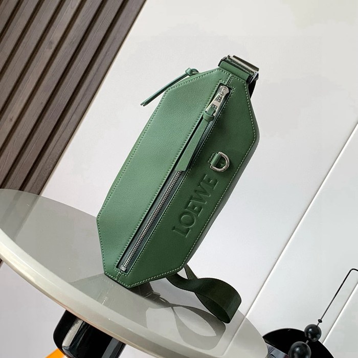 LOEWE 9074 牛皮革変形スリング 森林緑 サイズ:32.5x12.3cm
