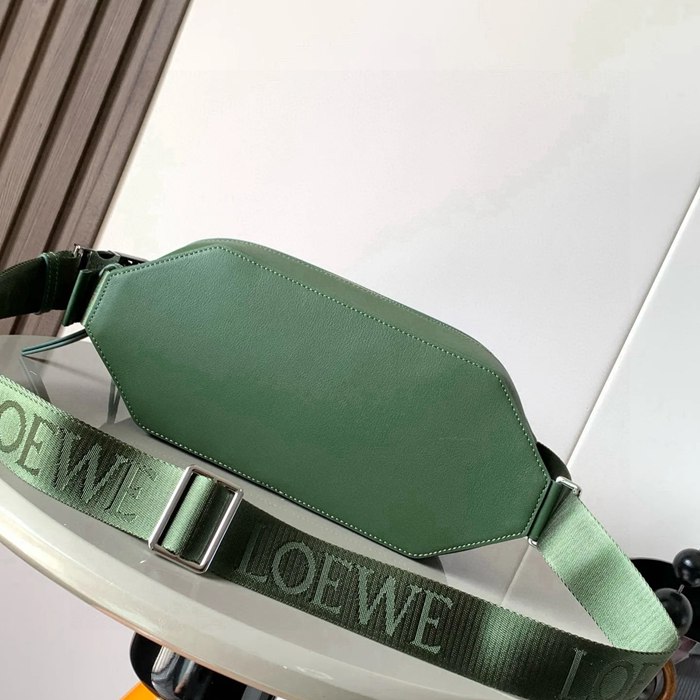 LOEWE 9074 牛皮革変形スリング 森林緑 サイズ:32.5x12.3cm