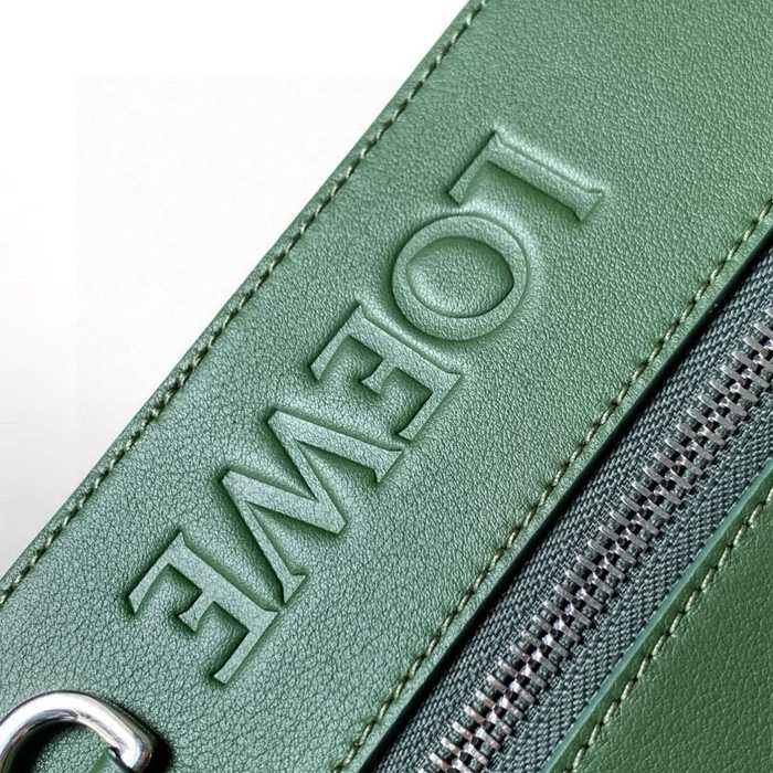 LOEWE 9074 牛皮革変形スリング 森林緑 サイズ:32.5x12.3cm