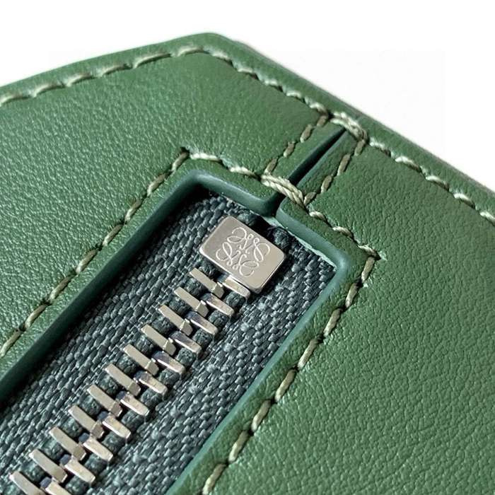 LOEWE 9074 牛皮革変形スリング 森林緑 サイズ:32.5x12.3cm