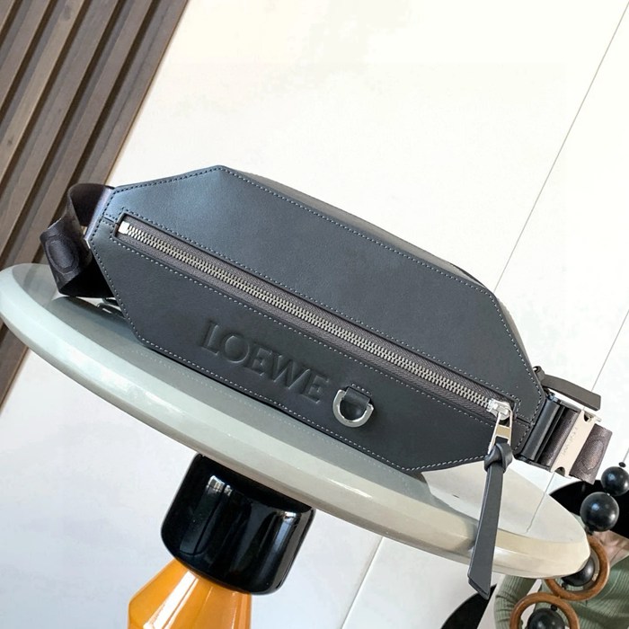 LOEWE 9074 牛皮革変形スリング 濃茶 サイズ:32.5x12.3cm