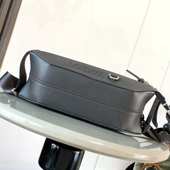 LOEWE 9074 牛皮革変形スリング 濃茶 サイズ:32.5x12.3cm