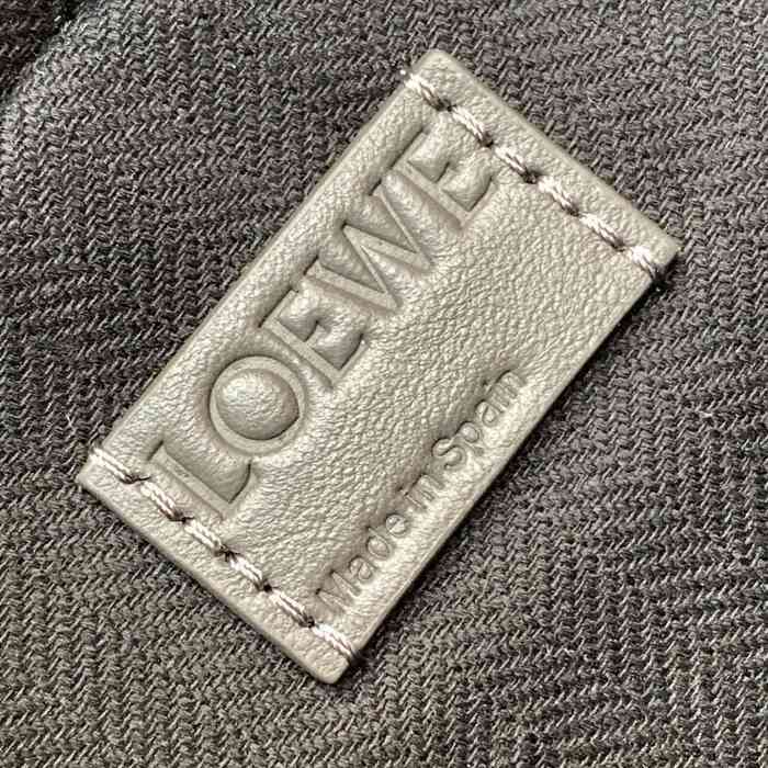 LOEWE 9074 牛皮革変形スリング 濃茶 サイズ:32.5x12.3cm