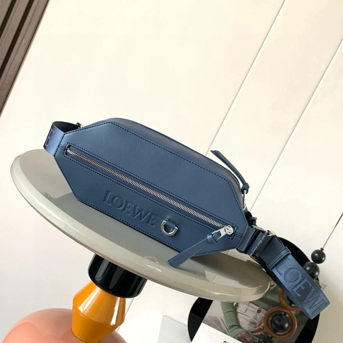 LOEWE 9074 牛皮革変形スリング 藍色 サイズ:32.5x12.3cm