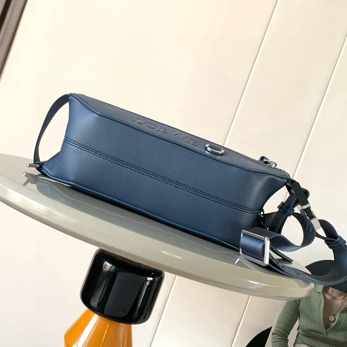 LOEWE 9074 牛皮革変形スリング 藍色 サイズ:32.5x12.3cm