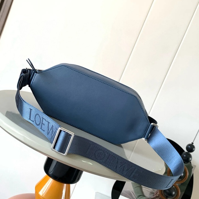 LOEWE 9074 牛皮革変形スリング 藍色 サイズ:32.5x12.3cm