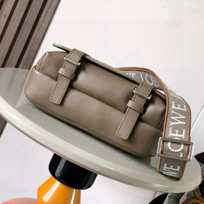 LOEWE 9011 メッセンジャー クラシック ウィンターブラウン サイズ:23x18cm