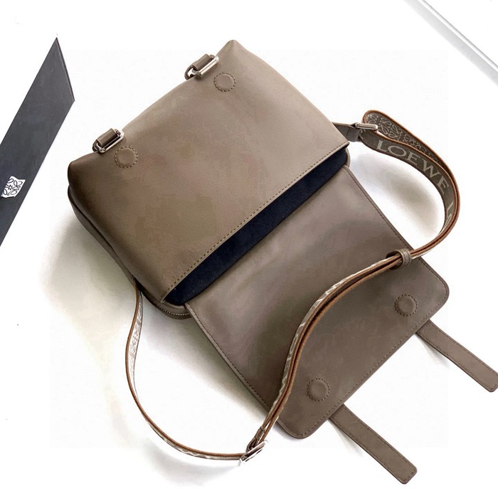 LOEWE 9011 メッセンジャー クラシック ウィンターブラウン サイズ:23x18cm