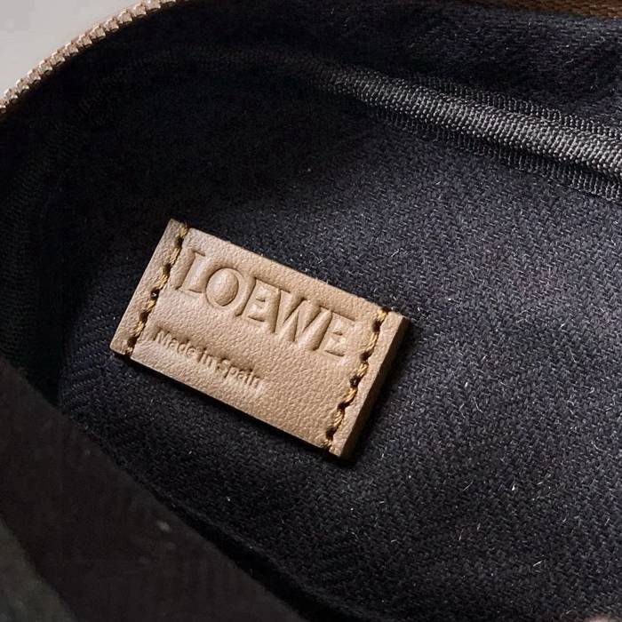 LOEWE 9011 メッセンジャー クラシック ウィンターブラウン サイズ:23x18cm