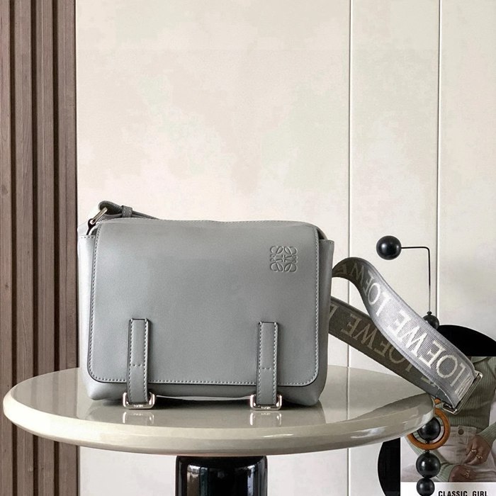 LOEWE 9011 メッセンジャー クラシック パールグレー サイズ:23x18cm