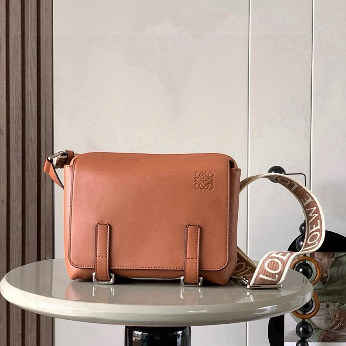 LOEWE 9011 メッセンジャー クラシック 棕 サイズ:23x18cm