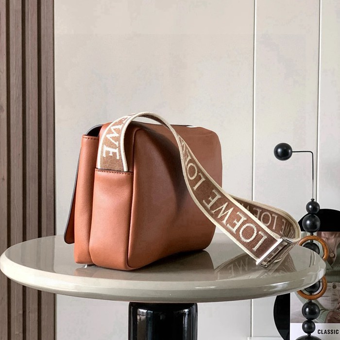 LOEWE 9011 メッセンジャー クラシック 棕 サイズ:23x18cm