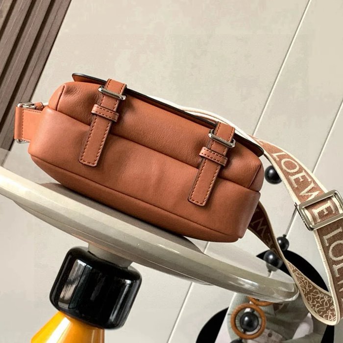 LOEWE 9011 メッセンジャー クラシック 棕 サイズ:23x18cm