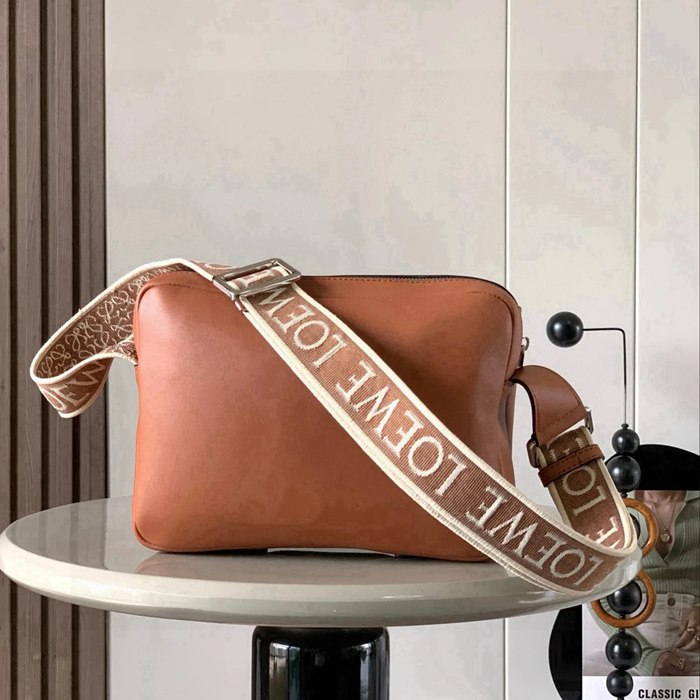 LOEWE 9011 メッセンジャー クラシック 棕 サイズ:23x18cm