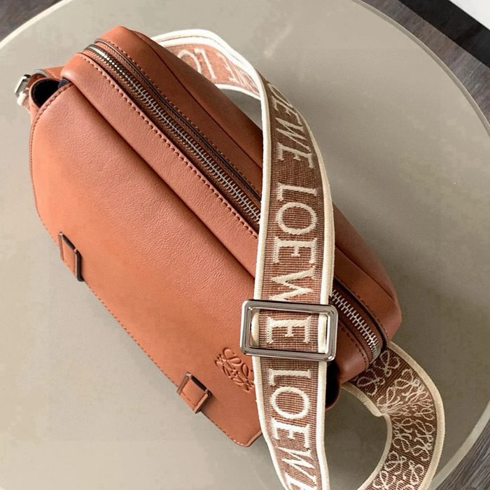 LOEWE 9011 メッセンジャー クラシック 棕 サイズ:23x18cm