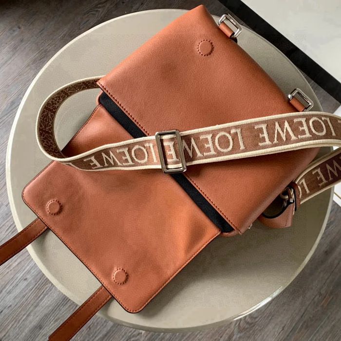 LOEWE 9011 メッセンジャー クラシック 棕 サイズ:23x18cm