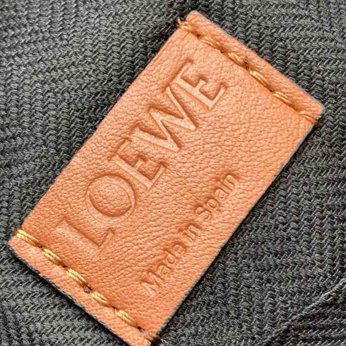 LOEWE 9011 メッセンジャー クラシック 棕 サイズ:23x18cm