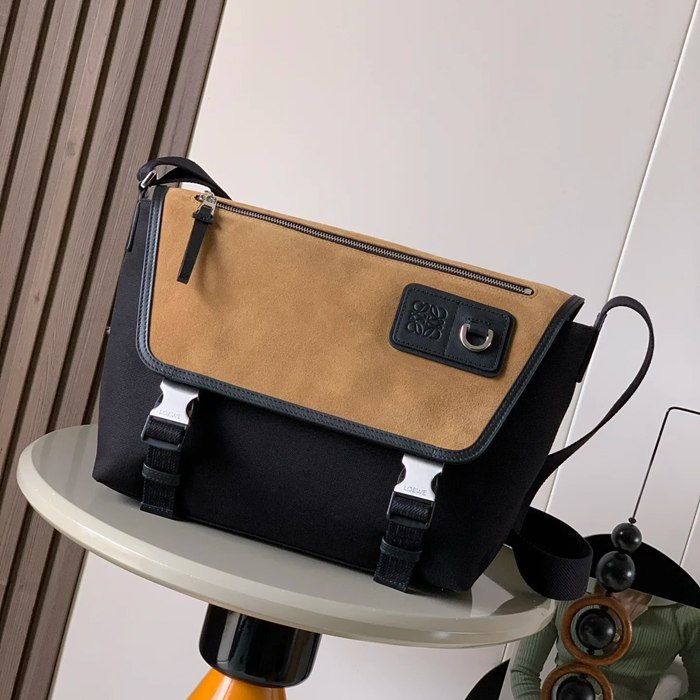 LOEWE 9100 中キャンバスメッセンジャー フレックス 黒深金黄 サイズ:38x27x9.5cm LOEWE 9100 中キャンバスメッセンジャー フレックス 黒深金黄 サイズ:38x27x9.5cm