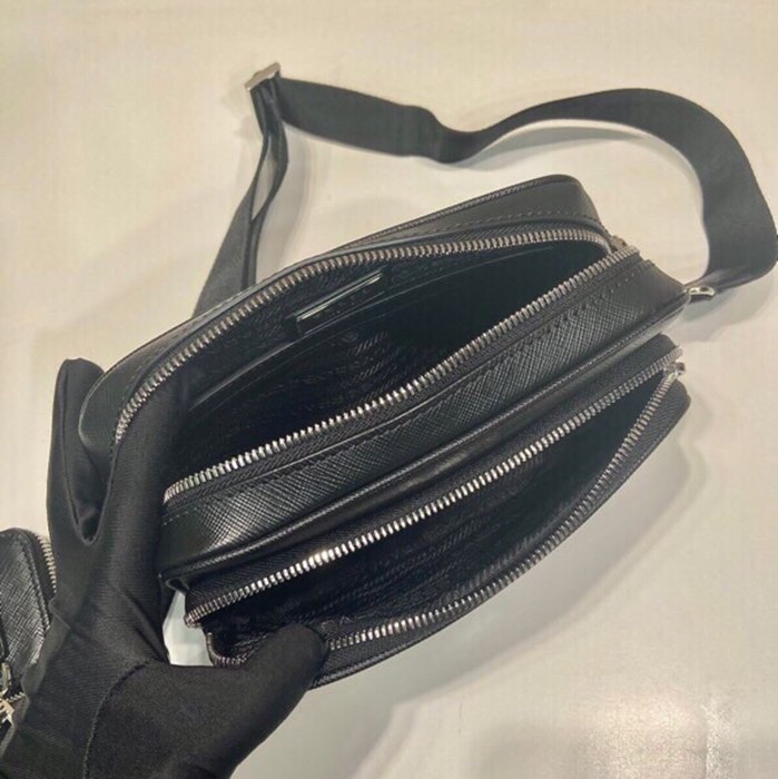 PRADA 2VH170 サフィアーノショルダー サイズ:20x13.5cm