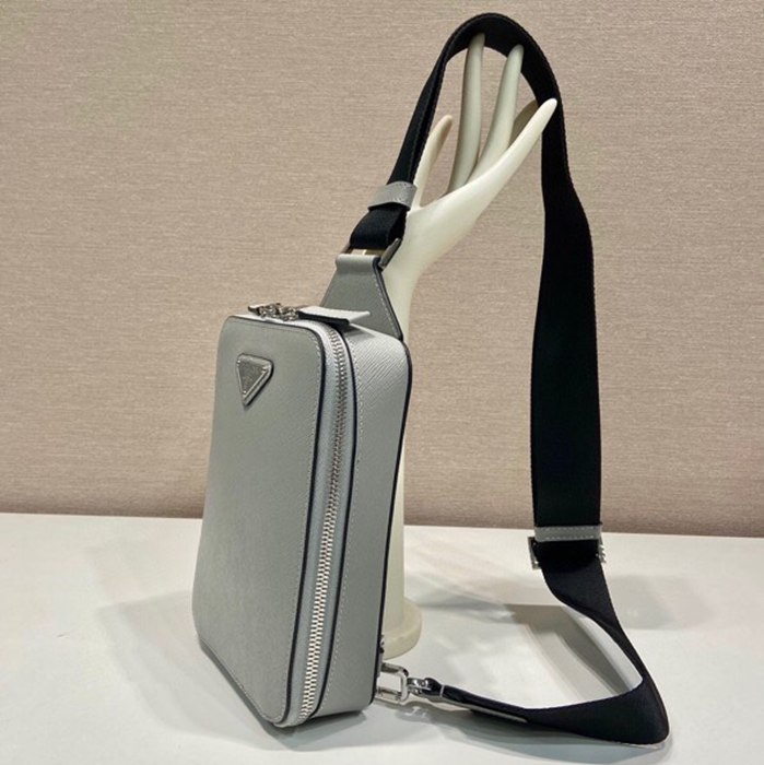 PRADA 2VZ106 胸バッグ サイズ:20x14cm