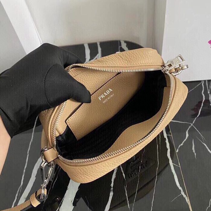 PRADA 1BH192 ダブルストラップ 小 サイズ:19x12cm