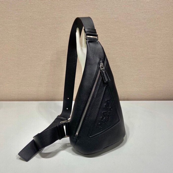 PRADA 2VZ098 胸バッグ サイズ:32x17x6.5cm