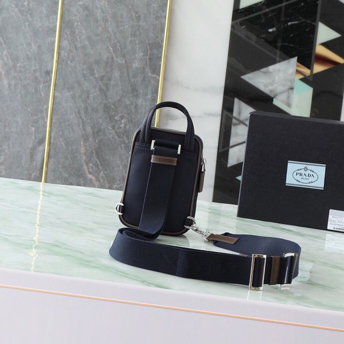 PRADA 2ZH194 スマホ胸バッグ サイズ:17x11.5x4.5cm
