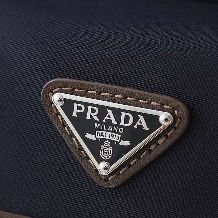 PRADA 2ZH194 スマホ胸バッグ サイズ:17x11.5x4.5cm