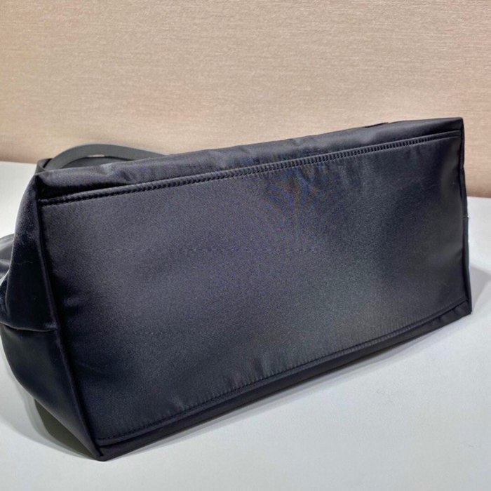 PRADA 1BG052 ナイロントート サイズ:35x29x15.5cm
