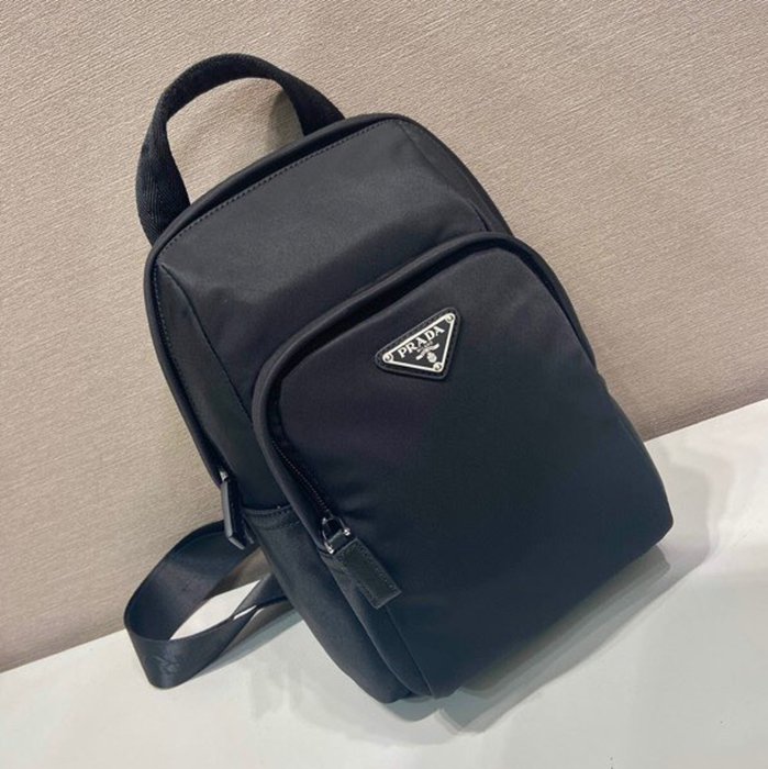 PRADA 2VZ116 胸バッグ サイズ:27x20cm